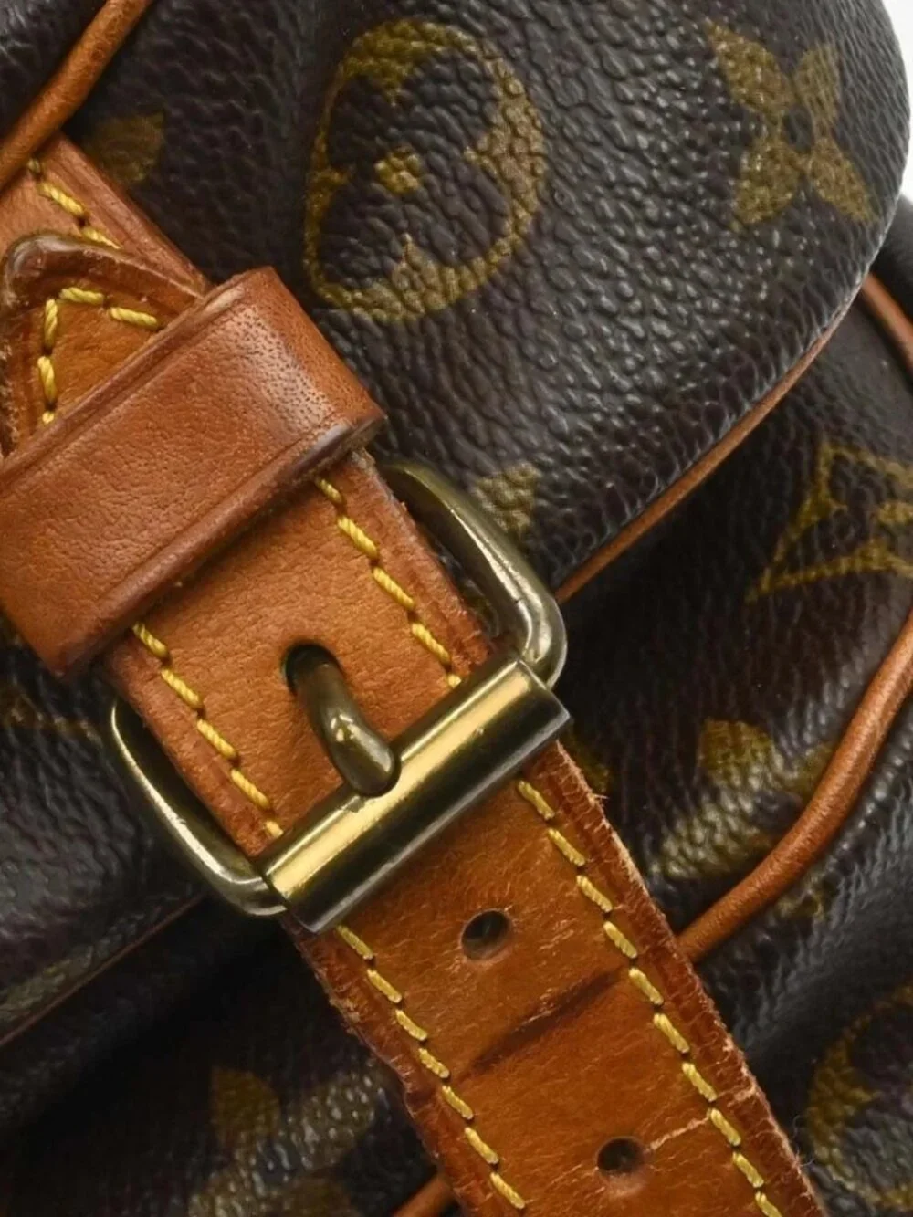 Louis Vuitton outside 	ab